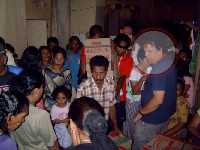 Kees Petiet (rechts) bracht in 2005 met Jong Ambon dozen met bami naar vluchtelingen.